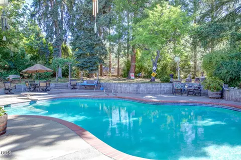 1012 NE Hefley St, Grants Pass, OR 97526