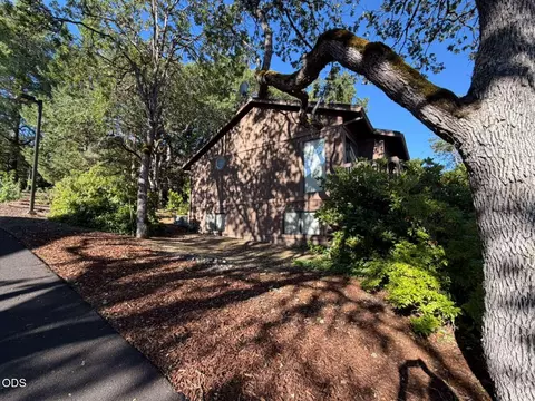 2586 Freedom Way, Medford, OR 97504