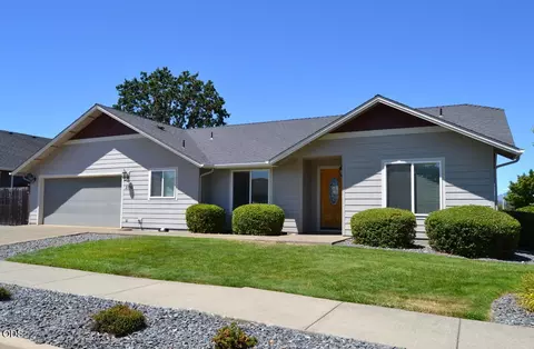 2750 SW Mistybrook Dr, Grants Pass, OR 97527