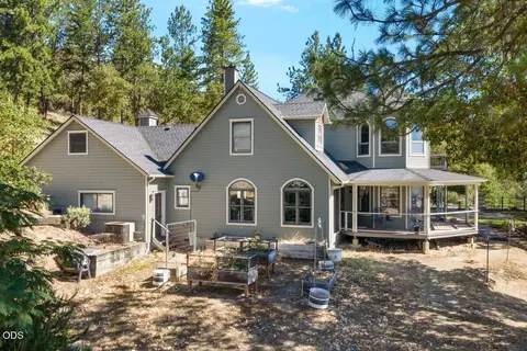 Exterior - 4303 Tami Ln, Central Point, OR 97502 photo 8 of 12