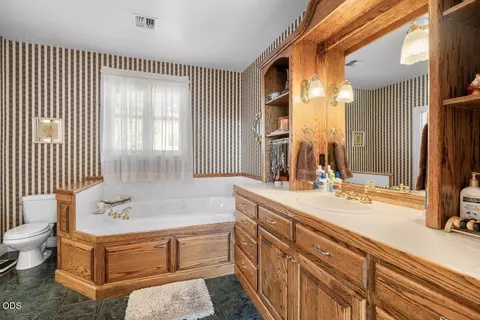 Bath - 4303 Tami Ln, Central Point, OR 97502 photo 3 of 4