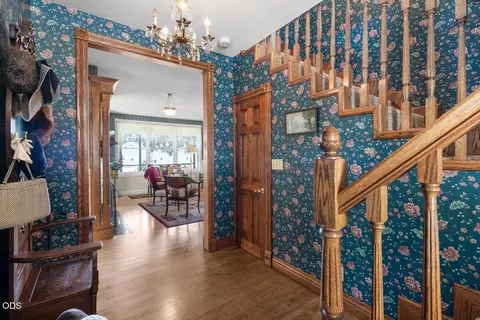 Entry Way - 4303 Tami Ln, Central Point, OR 97502 photo 2 of 2