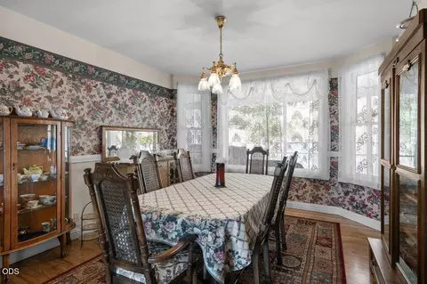 Dining - 4303 Tami Ln, Central Point, OR 97502 photo 2 of 3