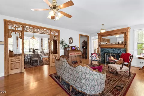 Living - 4303 Tami Ln, Central Point, OR 97502 photo 2 of 5