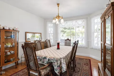 Dining - 4303 Tami Ln, Central Point, OR 97502 photo 3 of 3