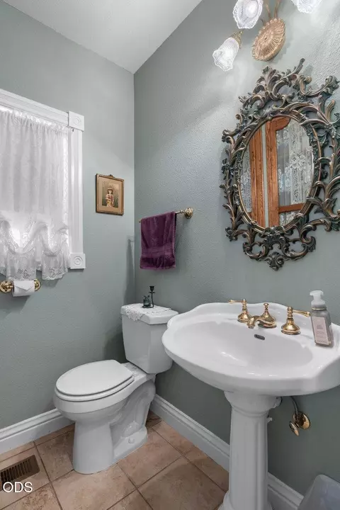 Bath - 4303 Tami Ln, Central Point, OR 97502 photo 1 of 4