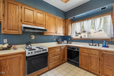 Kitchen - 4303 Tami Ln, Central Point, OR 97502 photo 4 of 4