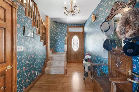 Entry Way - 4303 Tami Ln, Central Point, OR 97502 photo 1 of 2
