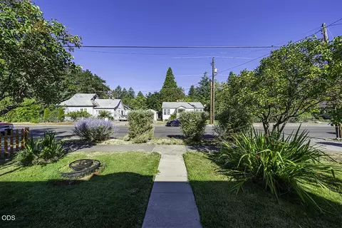 709 NW 2nd St, Grants Pass, OR 97526