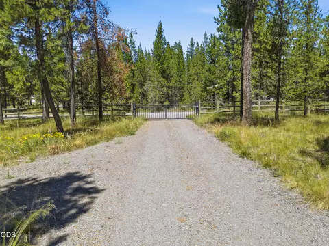 17043 Elsinore Rd, Bend, OR 97707 photo 4