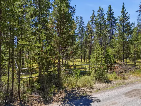 17043 Elsinore Rd, Bend, OR 97707 photo 2