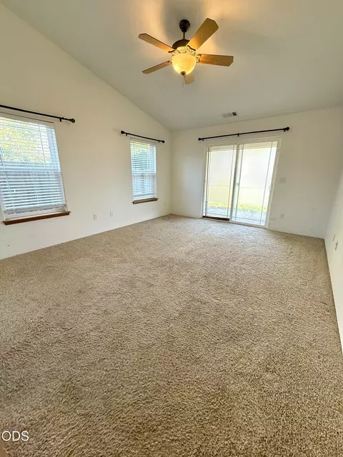 Living - 918 Win Way, Eagle Point, OR 97524 photo 2 of 2