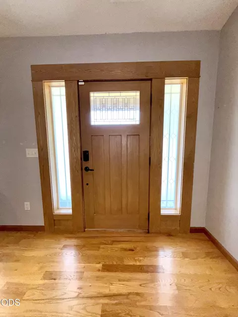 Entry Way - 918 Win Way, Eagle Point, OR 97524 photo 1 of 3