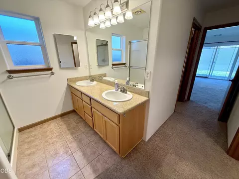 Bath - 918 Win Way, Eagle Point, OR 97524 photo 3 of 4