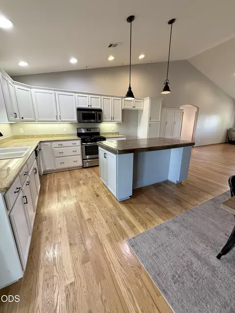Kitchen - 918 Win Way, Eagle Point, OR 97524 photo 3 of 3
