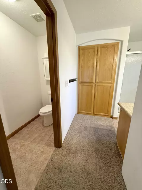 Bath - 918 Win Way, Eagle Point, OR 97524 photo 1 of 4