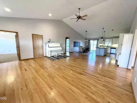 Living - 918 Win Way, Eagle Point, OR 97524 photo 1 of 2