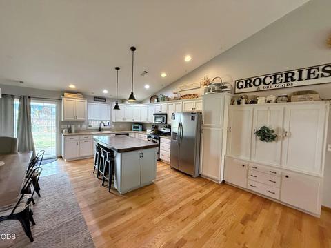 Kitchen - 918 Win Way, Eagle Point, OR 97524 photo 1 of 3