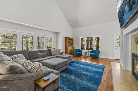 Living - 56832 Besson Rd, Bend, OR 97707 photo 2 of 9