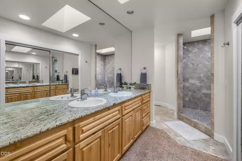Bath - 56832 Besson Rd, Bend, OR 97707 photo 3 of 6