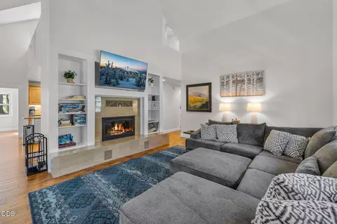 Living - 56832 Besson Rd, Bend, OR 97707 photo 4 of 9