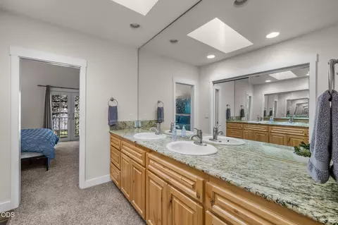 Bath - 56832 Besson Rd, Bend, OR 97707 photo 4 of 6