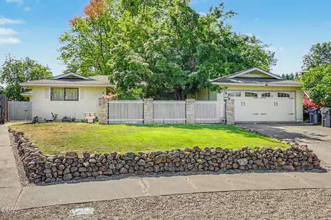 1448 N Keene Way Dr, Medford, OR 97504