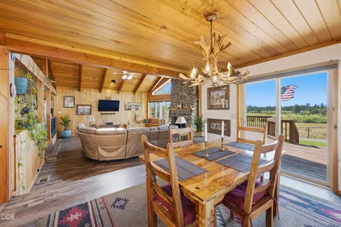 Dining - 16760 Doe Pl, La Pine, OR 97739 photo 2 of 2