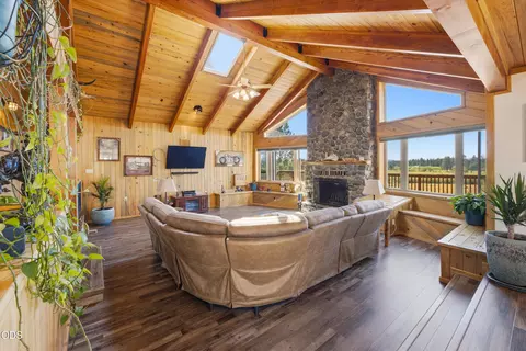 Living - 16760 Doe Pl, La Pine, OR 97739 photo 2 of 4