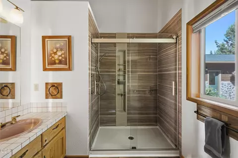 Bath - 16760 Doe Pl, La Pine, OR 97739 photo 3 of 6