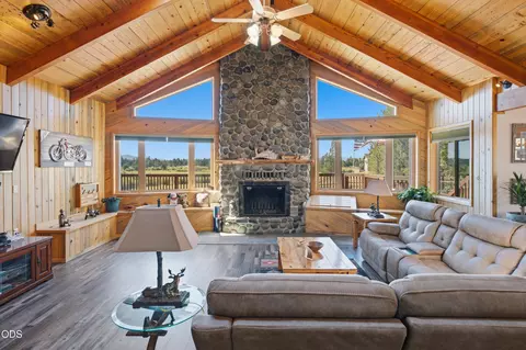 Living - 16760 Doe Pl, La Pine, OR 97739 photo 1 of 4