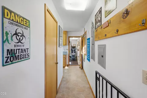 Entry Way - 16760 Doe Pl, La Pine, OR 97739 photo 4 of 5