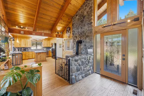 Entry Way - 16760 Doe Pl, La Pine, OR 97739 photo 2 of 5