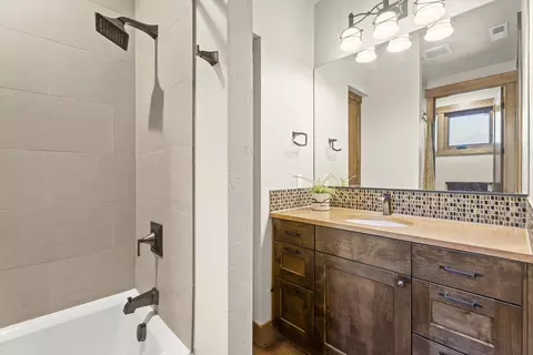 Bath - 56604 Sunstone Loop #151, Bend, OR 97707 photo 6 of 8