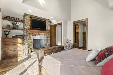 Bedroom - 56604 Sunstone Loop #151, Bend, OR 97707 photo 3 of 10