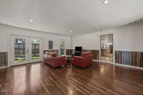 Living - 60282 Cree Cir, Bend, OR 97702 photo 6 of 7