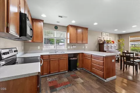 Kitchen - 669 Karic Way, Eagle Point, OR 97524 photo 2 of 3