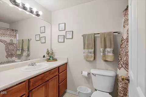 Bath - 669 Karic Way, Eagle Point, OR 97524 photo 1 of 2