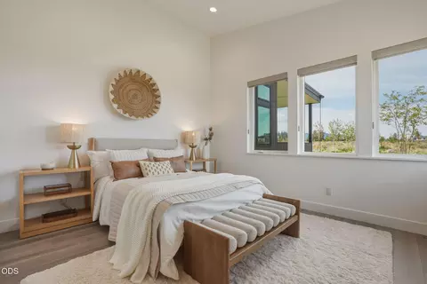 Bedroom - 62313 Mcclain Dr, Bend, OR 97703 photo 7 of 9
