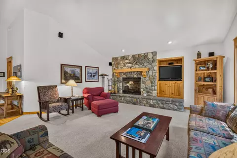 Living - 57641 Splitrock Ln #2, Sunriver, OR 97707 photo 3 of 4