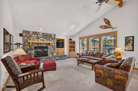 Living - 57641 Splitrock Ln #2, Sunriver, OR 97707 photo 2 of 4
