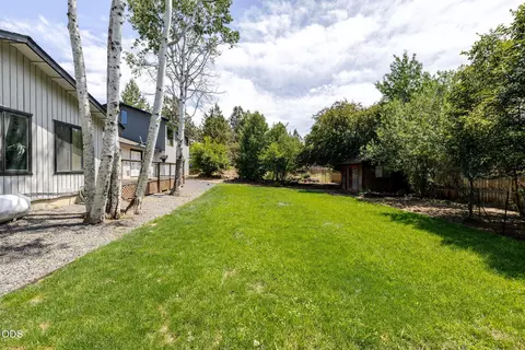 Exterior - 21035 Clairaway Ave, Bend, OR 97702 photo 13 of 15