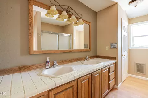 Bath - 21035 Clairaway Ave, Bend, OR 97702 photo 2 of 5