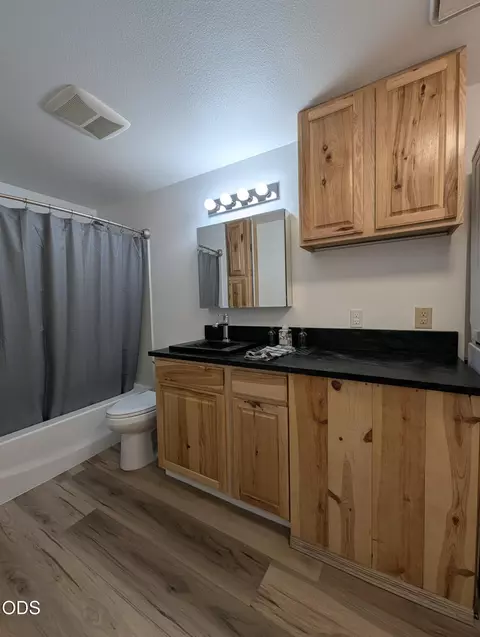 Bath - 16947 Quartz Hill Rd, Bend, OR 97707 photo 1 of 2