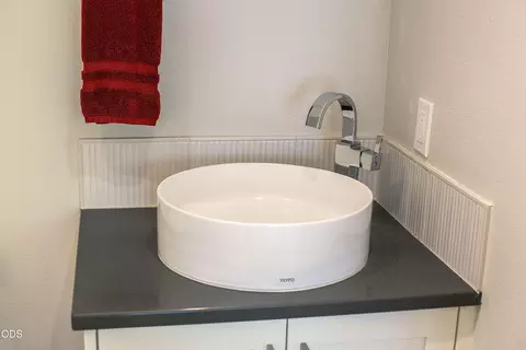 Bath - 60643 Thunderbird Ct, Bend, OR 97702 photo 2 of 5