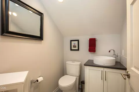 Bath - 60643 Thunderbird Ct, Bend, OR 97702 photo 1 of 5