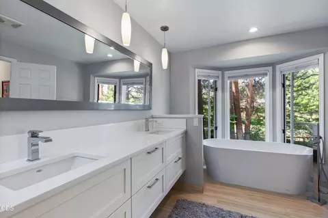 Bath - 60643 Thunderbird Ct, Bend, OR 97702 photo 3 of 5