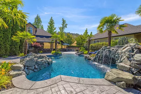 1072 Castlewood Dr, Medford, OR 97504