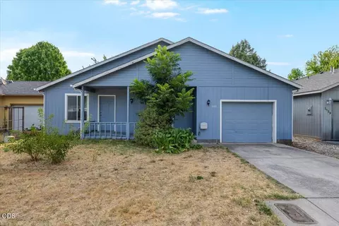 1955 SW Betty Ln, Grants Pass, OR 97526
