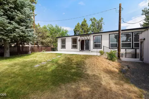 Exterior - 20007 Beaver Ln, Bend, OR 97703 photo 3 of 5